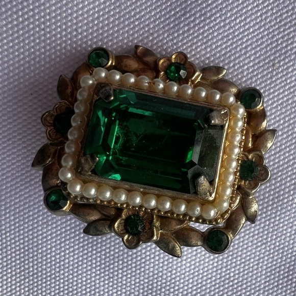 50s Signed CORO Goldtone emerald Green stone Rhinestones Faux Pearls Brooch - Picture 6 of 6